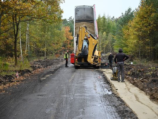 Trwa budowa drogi dojazdowej do gruntów rolnych w Ostrowinie