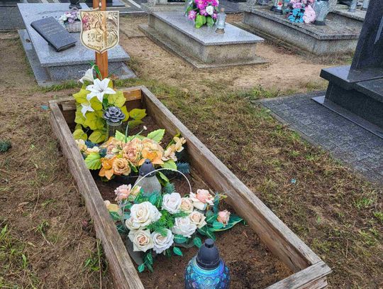 Pracownicy ZGK porządkują zaniedbane groby