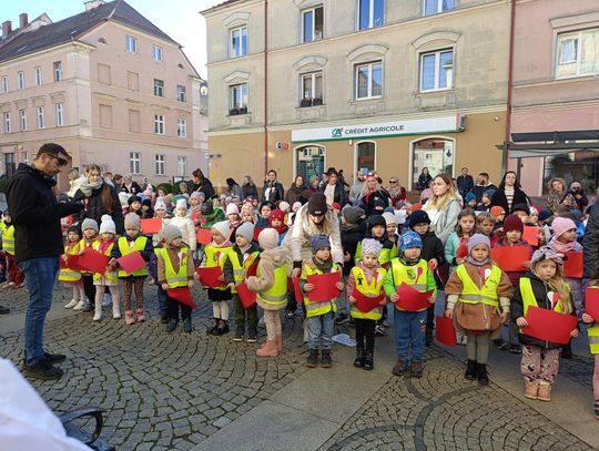 Tak narodowy hymn śpiewają oleśnickie przedszkolaki Tak narodowy hymn śpiewają oleśnickie przedszkolaki