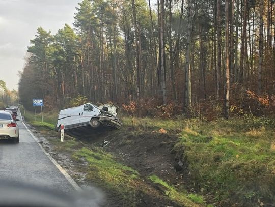 Porzucony wrak na drodze krajowej nr 25