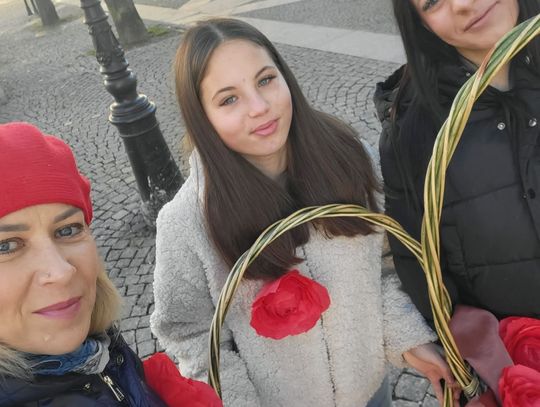 Rozdawali oleśniczanom róże