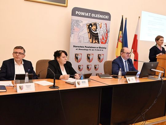 Raport o oświacie i nowe dofinansowanie dla szpitala