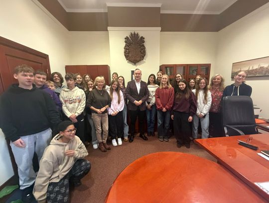 Młodzież z SP8 u burmistrza Oleśnicy