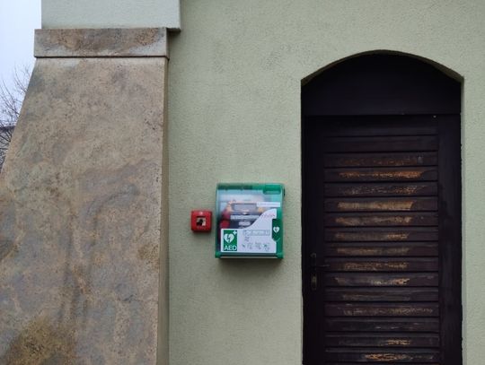Nowy AED przy dzwonnicy kościoła Matki Bożej Częstochowskiej w Sycowie