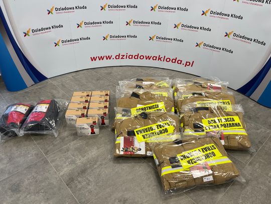 Zakupione ubrania specjalne, latarki kątowe oraz szelki bezpieczeństwa dla strażaków