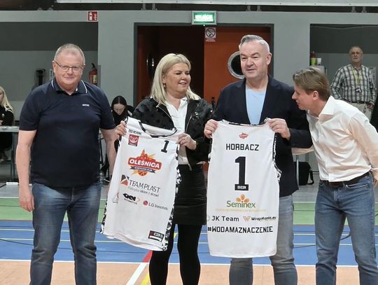 Burmistrz dostał koszulkę z numerem 1