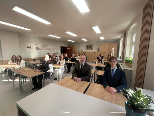 Olga Tokarczuk bohaterką uroczystości w Szkole Podstawowej nr 8 Olga Tokarczuk bohaterką uroczystości w Szkole Podstawowej nr 8