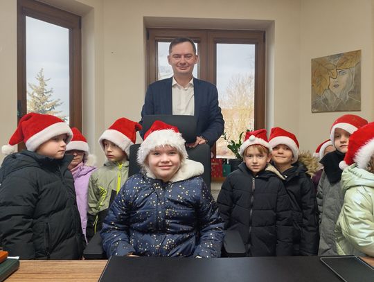 Sześciolatki z „Jagódek” kolędowały u wójta