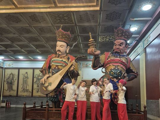 Drużyna „Rodzina Pajaców” z sukcesem na Azjatyckiej Olimpiadzie Kreatywności w Pekinie