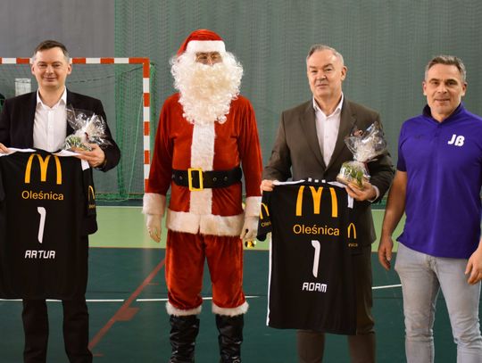 Burmistrz Oleśnicy wziął udział w Mikołajkowym Turnieju Piłki Ręcznej Burmistrz Oleśnicy wziął udział w Mikołajkowym Turnieju Piłki Ręcznej