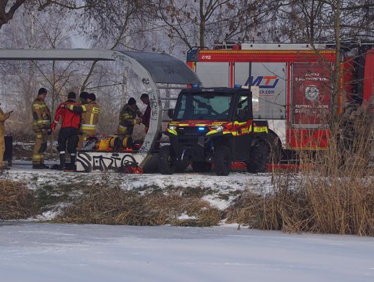Oleśniccy strażacy ćwiczyli ratownictwo na lodzie w Parku nad Stawami – spacerowicze zamarli z wrażenia