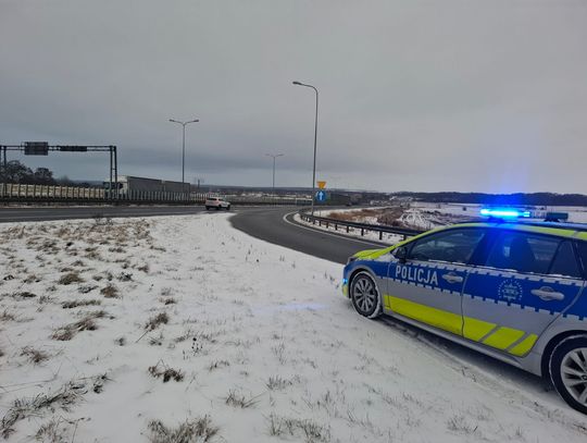 Czarny asfalt może zabić! Policja w Oleśnicy bije na alarm – uważaj na drogach