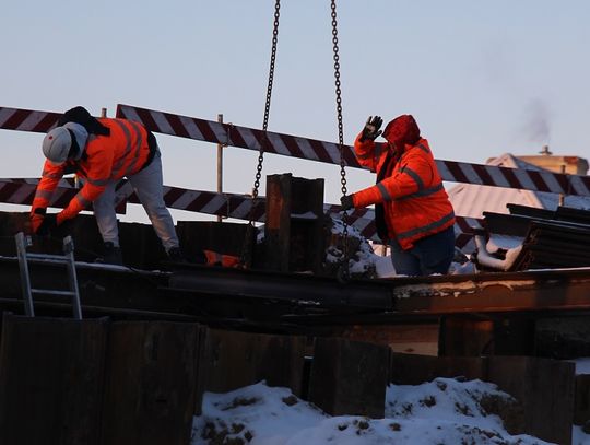 Gigantyczny żuraw i stalowe kolosy pod torami. Co dzieje się przy ulicy Wiejskiej?