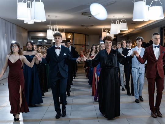 Łzy wzruszenia, dostojny polonez i noc, której nie zapomną. Tak maturzyści z Oleśnicy bawili się na studniówce 2026