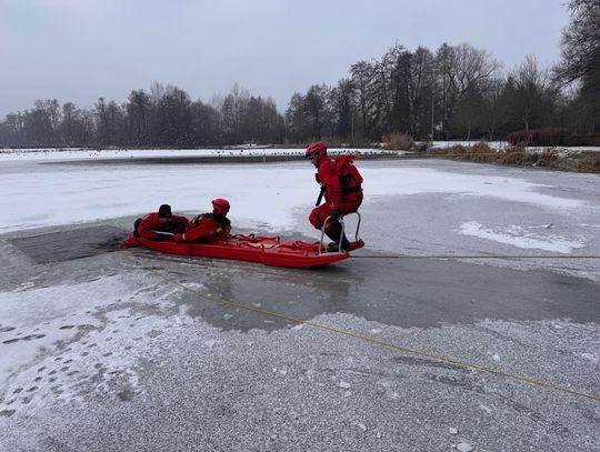 Lód pęka w sekundę, a oni muszą działać natychmiast. Kulisy ćwiczeń strażaków z Oleśnicy i Sycowa