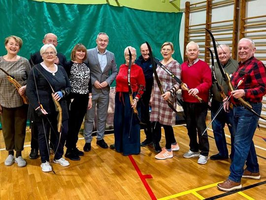 Burmistrz Oleśnicy w szoku po treningu z seniorami - zobacz, co się działo na łuczniczej strzelnicy