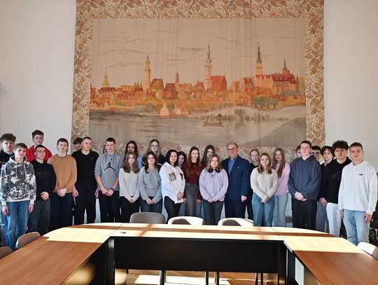 Jan Bronś wprowadza młodzież w tajniki samorządu