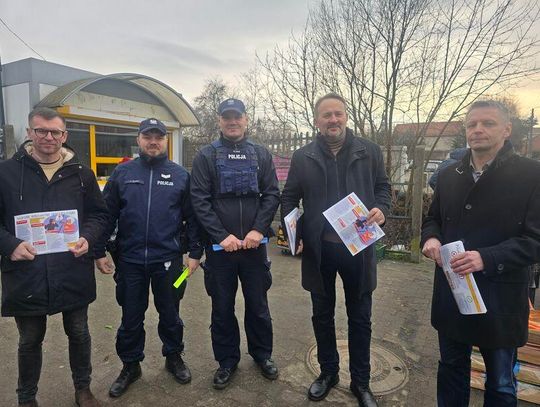 Policjanci i radni łączą siły, by edukować seniorów. Akcja profilaktyczna na targowisku w Oleśnicy