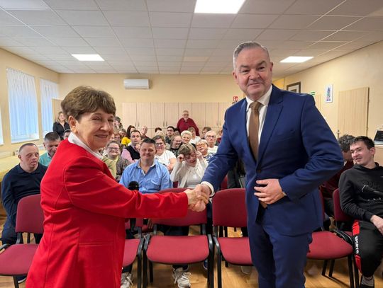 Burmistrz Oleśnicy wśród podopiecznych ŚDS – ciepłe spotkanie, kolędy i podsumowanie roku