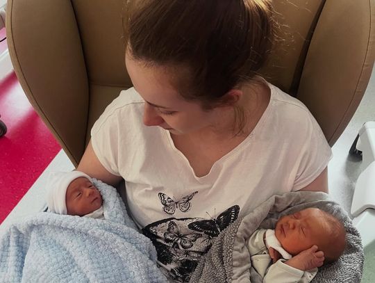 Setny poród w Oleśnicy! Bliźniaki Aleksander i Nikodem – podwójna radość w rekordowym tempie