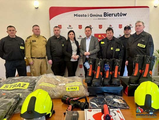 Nowy sprzęt dla strażaków ochotników z gminy Bierutów. Burmistrz przekazał wyposażenie warte 27 tys. zł