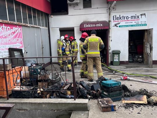 Pożar zniszczył firmę radnego Tomasza Nikody. Ruszyła pomoc