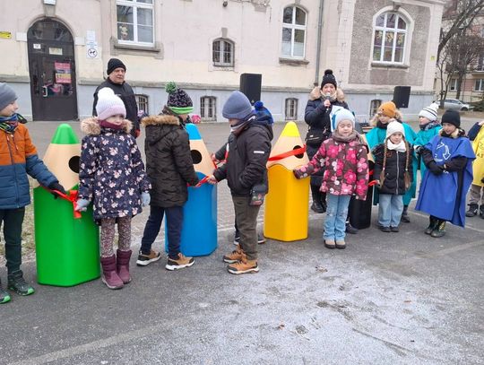 „Akcja – segregacja” w SP7 Oleśnica. Najmłodsi uczniowie zaprezentowali nowe kosze do recyklingu