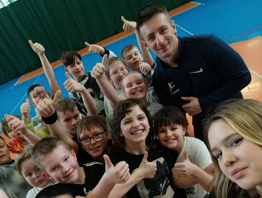 Ferie z OKiS-em w Bierutowie w pełni – pierwsze dwa dni pełne sportu, sztuki i bezpieczeństwa