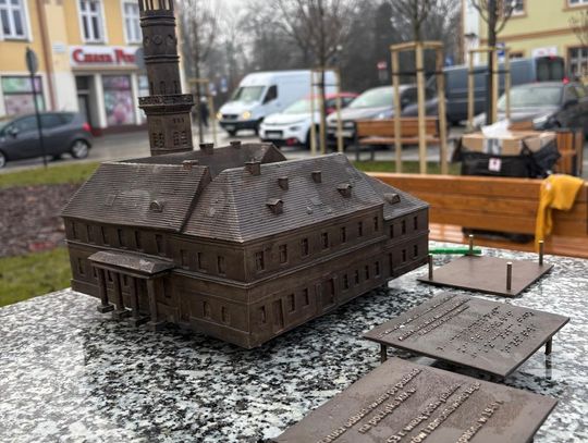 Historia wraca na rynek! W Sycowie stanął brązowy ratusz – zobacz, jak wygląda