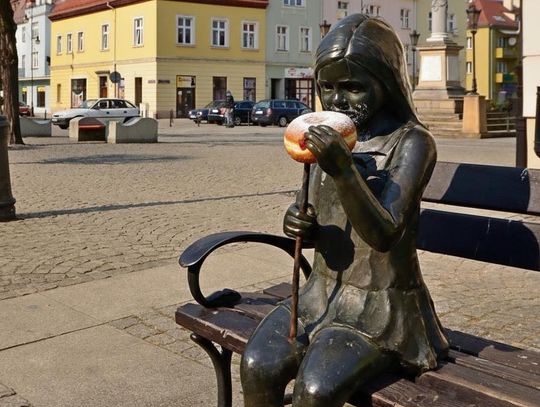 Tłusty czwartek w Oleśnicy - nawet Ola z Rynku musiała skosztować pączka