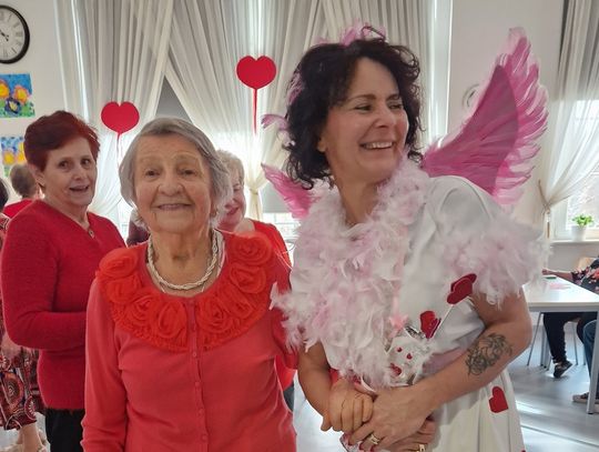Walentynkowa magia w Dziennym Domu Senior+: serca, tańce, „magiczny słoik” i Amor z łukiem