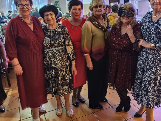 Emeryci i renciści bawili się hucznie na karnawałowym tłustym czwartku Emeryci i renciści bawili się hucznie na karnawałowym tłustym czwartku