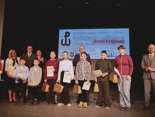 Syców upamiętnił Żołnierzy AK. Skwer u zbiegu Wojska Polskiego i Jana Pawła II oficjalnie nosi imię Armii Krajowej Syców upamiętnił Żołnierzy AK. Skwer u zbiegu Wojska Polskiego i Jana Pawła II oficjalnie nosi imię Armii Krajowej