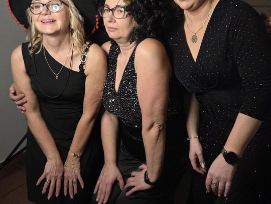 Uśmiechy, gitara i prezenty – wójt świętował z paniami Dzień Kobiet Uśmiechy, gitara i prezenty – wójt świętował z paniami Dzień Kobiet