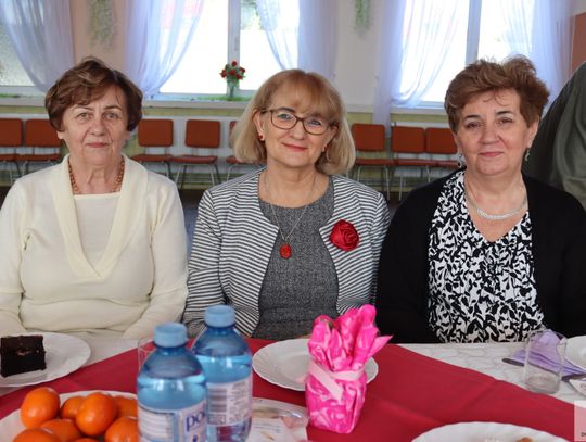 Blisko 60 pań z Koła Emerytów i Rencistów w Dobroszycach świętowało Dzień Kobiet