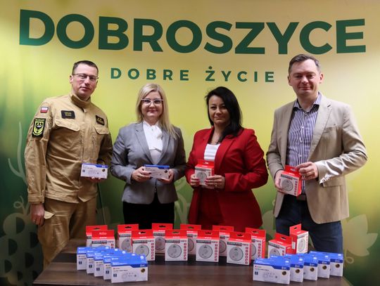 Czujniki dymu i czadu ratują życie w Dobroszycach – straż pożarna przekazuje sprzęt