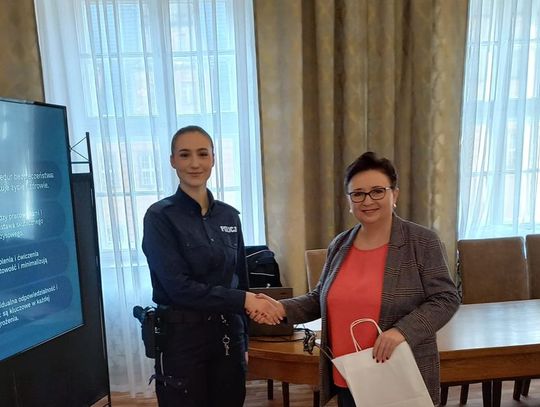 Policjanci z Oleśnicy uczą pracowników, jak ratować życie w razie pożaru, wybuchu, czy zadymienia