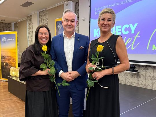 Burmistrz Oleśnicy różami wita uczestniczki Kobiecego Resetu Burmistrz Oleśnicy różami wita uczestniczki Kobiecego Resetu
