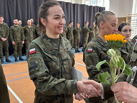 Wojsko w kwiatach na Dzień Kobiet