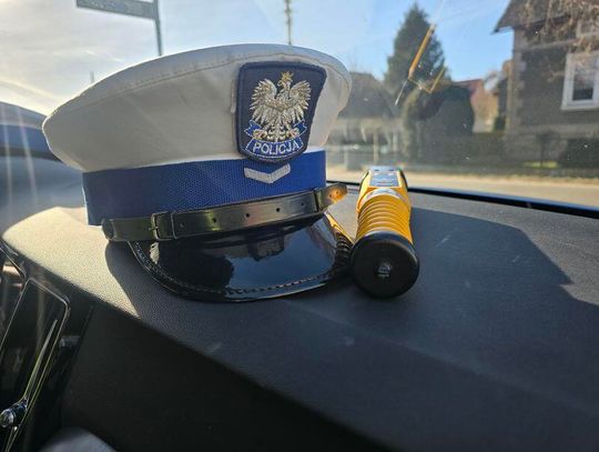 Pijany kierowca jechał po kolejny alkohol. Zatrzymali go policjanci z Oleśnicy