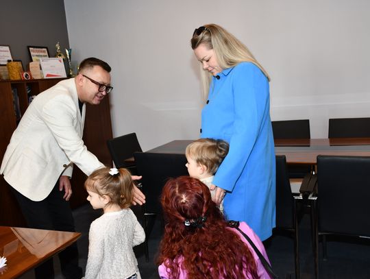 Wójta odwiedziły przedszkolaki. „Pierwszy ważny krok w przedszkolnym świecie”