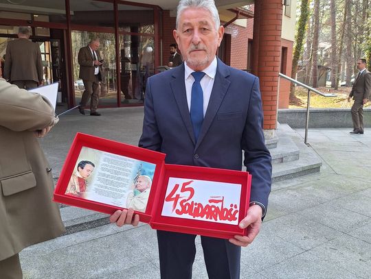 Odznaczenie wieloletniego przewodniczącego NSZZ „Solidarność” w Nadleśnictwie Oleśnica Śląska