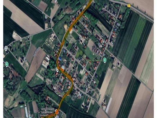 Uwaga, Świerzna! Gigantyczna maszyna torowa wkracza do wsi – nie parkuj wzdłuż drogi!