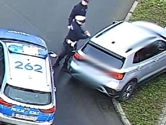 Dramatyczna akcja policjantów w Oleśnicy – wybili szybę, aby uratować kobietę uwięzioną w aucie