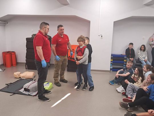 Uczniowie SP7 w Oleśnicy ćwiczyli pierwszą pomoc z Akademią Małego Ratownika