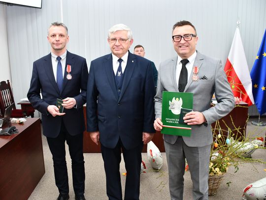 Wójt Marcin Kasina wyróżniony Złotym Krzyżem Związku Żołnierzy Wojska Polskiego Wójt Marcin Kasina wyróżniony Złotym Krzyżem Związku Żołnierzy Wojska Polskiego