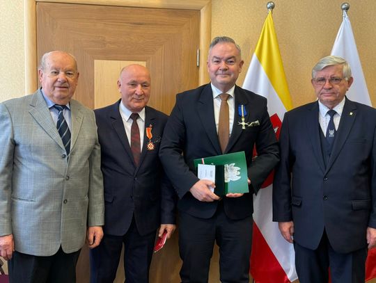 Złoty Krzyż dla władz Oleśnicy – doceniono wsparcie lokalnych żołnierzy i organizacji Złoty Krzyż dla władz Oleśnicy – doceniono wsparcie lokalnych żołnierzy i organizacji