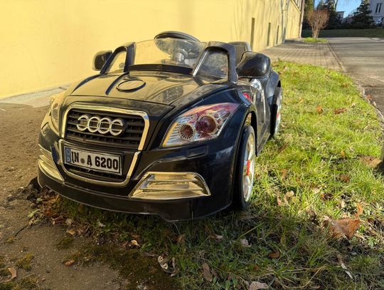 Przed Starostwem w Oleśnicy znaleziono czarne Audi na baterie