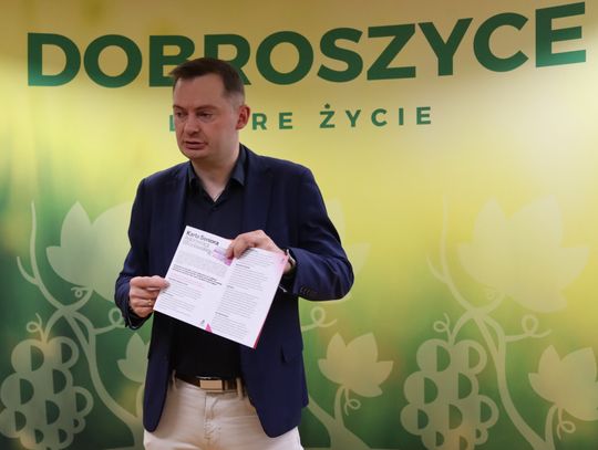 Pierwsze Karty Seniora w Dobroszycach rozdane. Zniżki czekają na mieszkańców 60+