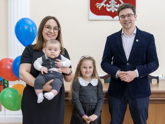 Wyprawka powitalna dla malucha w Twardogórze – Leon już ją odebrał